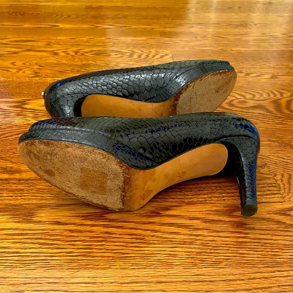 Stuart Weitzman Logo Plainfield Snake Embossed Platform Peep-Toe Pump, size 8.5 - Picture 6 of 9